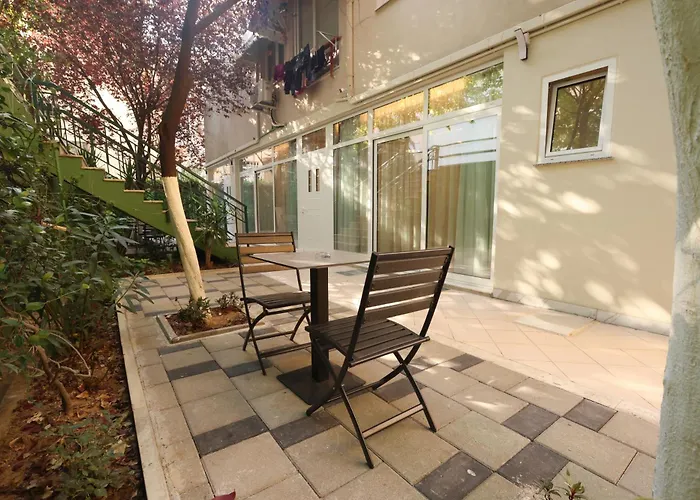 Jon\'S Garden Apartments
