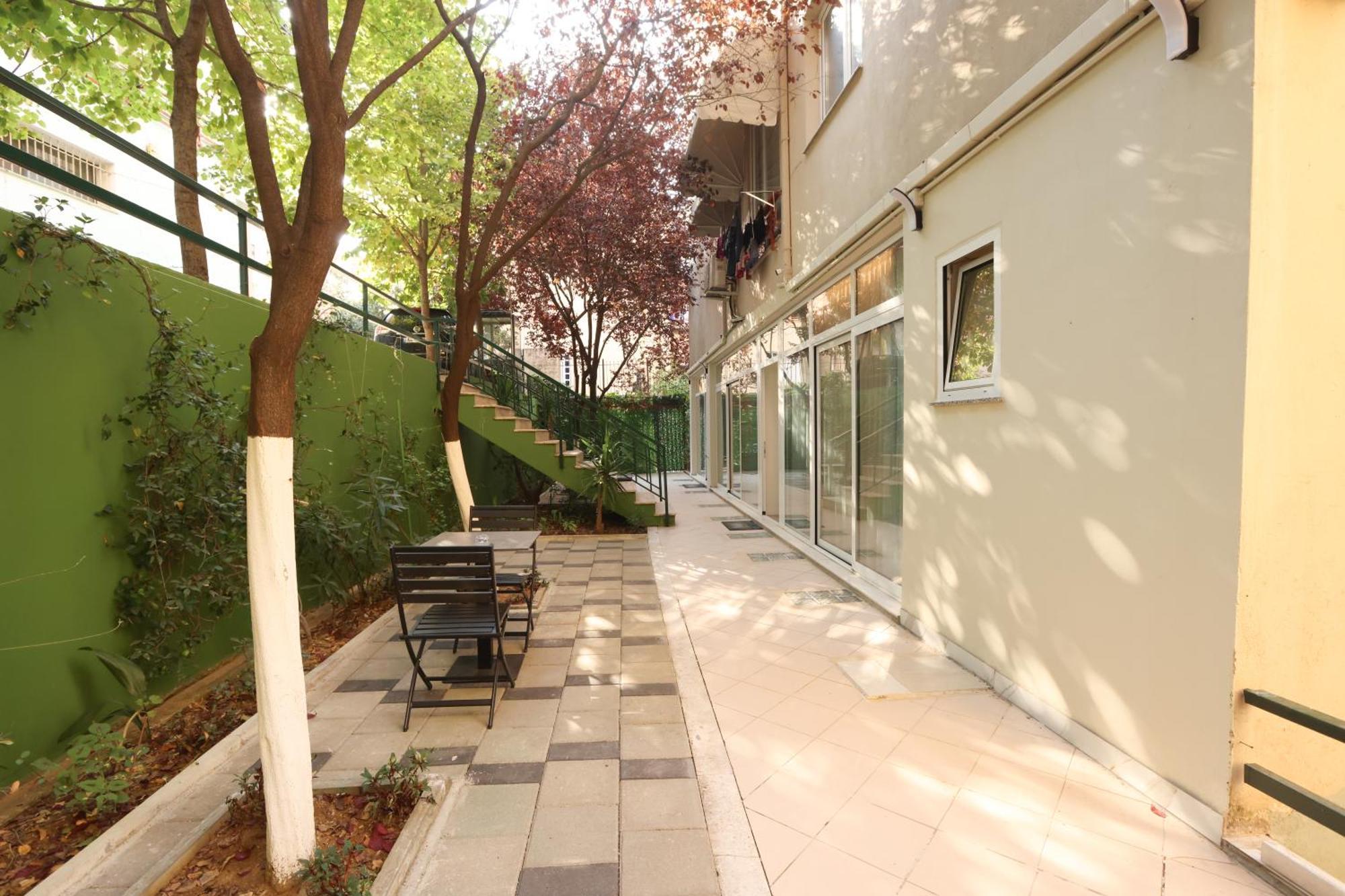 Jon's Garden * Tirana